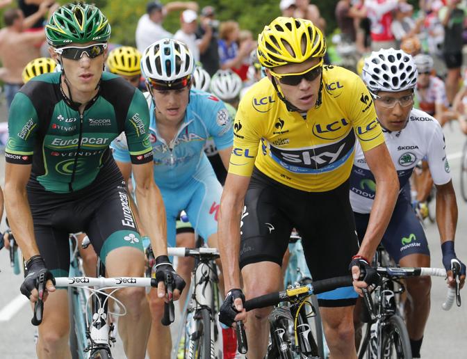 Chris Froome in maglia gialla, con il francese Rolland (vincitore sull'Alpe d'Huez nel 2011) e il danese Fuglsang. LaPresse